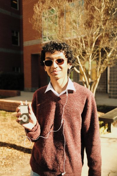 A Panther Creek student ditches modern listening on Spotify to bring back the iPod.